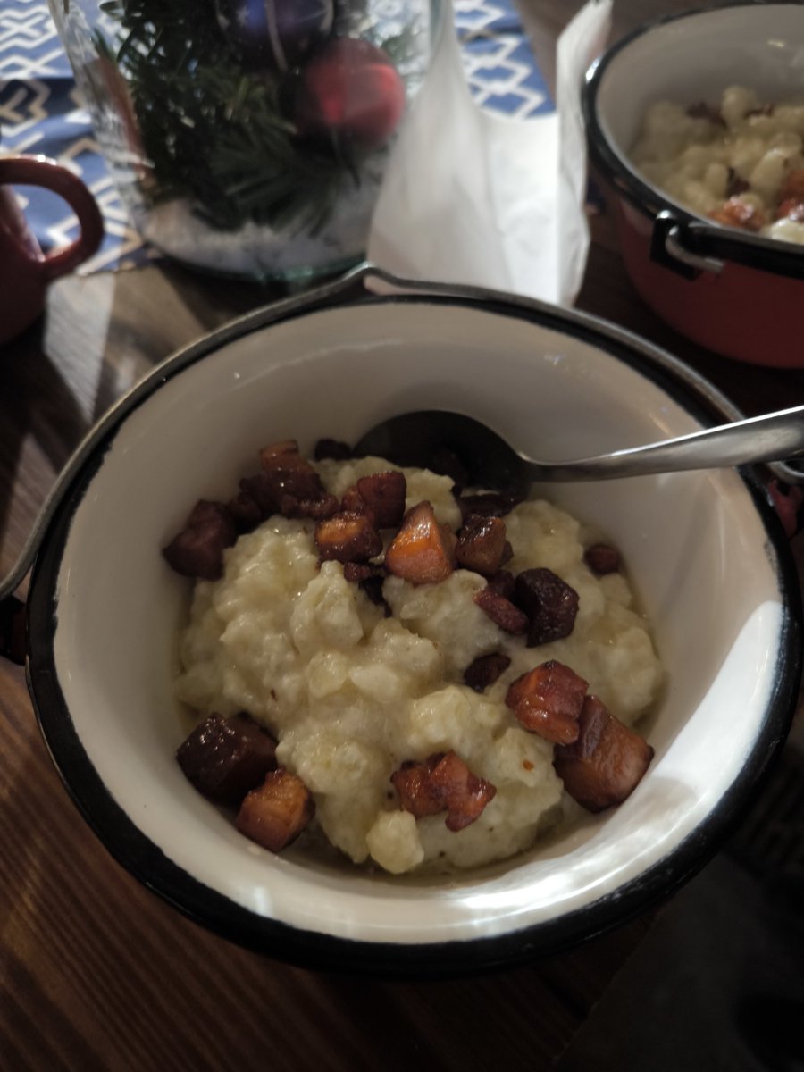 Weihnachtsmärkte in Dresden besuche ich wegen der vielen Menschen eher selten.
Eine Ausnahme ist jener auf der Prager Straße mit diesem Häuschen welches slowakische Spezialitäten anbietet.

Leckerer Rosé Glühwein, Halušky, Tatratee und zum Abschluss gibt es immer einen Borovicka.