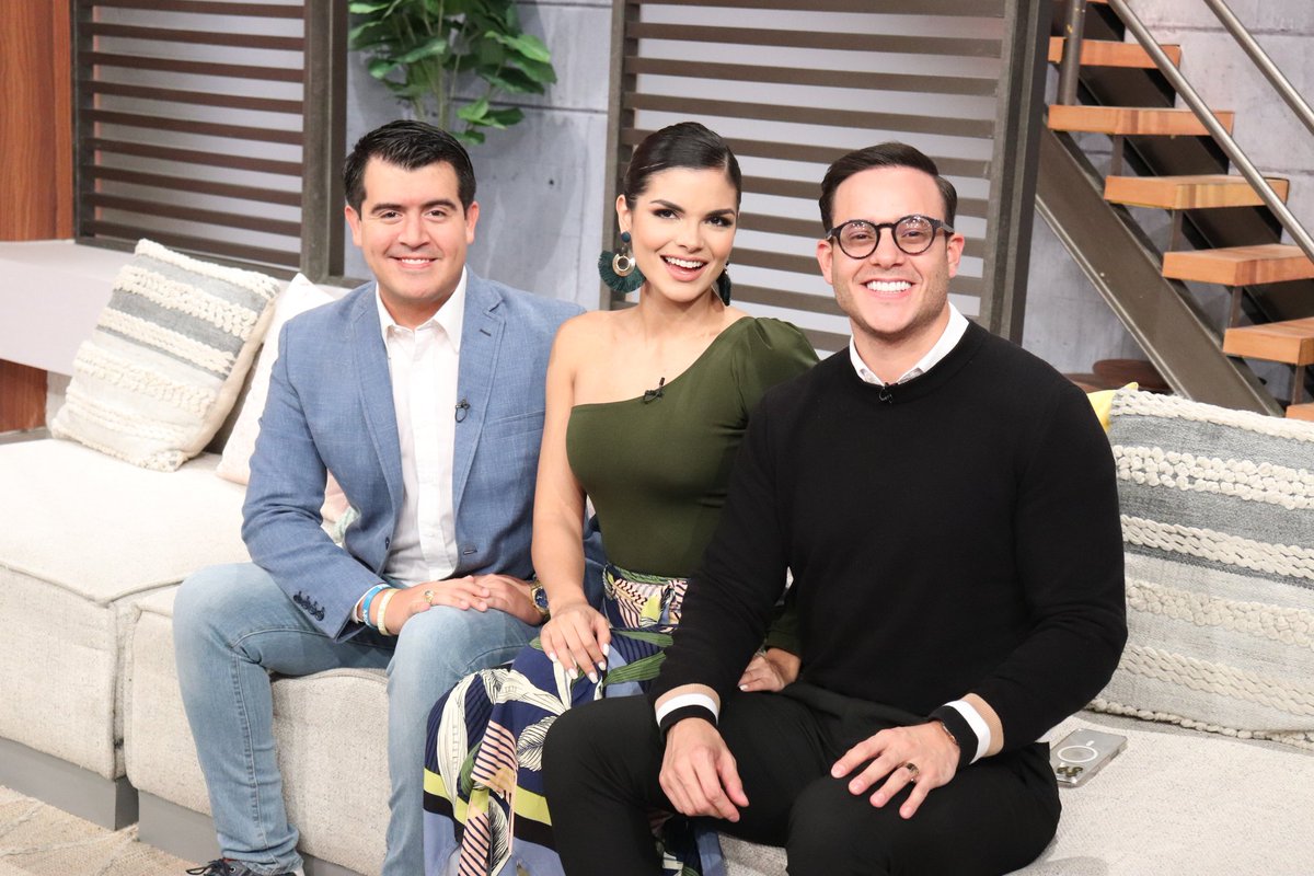 ¿Ya estás en sintonía 😎? Este equipo sí está en el estudio 8️⃣ de #Venevision 📺, listos para entregarte toda la información del acontecer nacional e internacional 🌍 y además, entregarte el mejor entretenimiento 💫 ¿Desde dónde nos ves ✨? #Venevision #PortadasAlDía