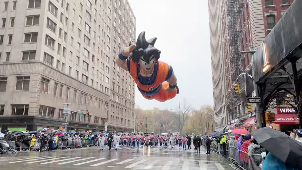 BasedPota18's tweet photo. Goku’s float at the 2024 Thanksgiving Parade https://t.co/9wbzzMbhCP