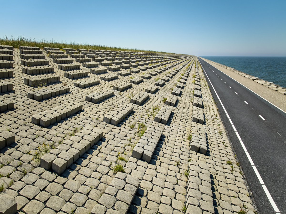 deafsluitdijk's tweet photo. Basaltblokken, basaltonzuilen (gemaakt van beton), en nu: Quattroblocks! ๐ Deze vierkante betonnen zetstenen zorgen voor maximale bescherming van de Afsluitdijk tegen extreme stormen. Innovatie in dijkversterking! ๐ก #Afsluitdijk #waterveiligheid #Quattroblocks #throwback https://t.co/i2dEhAFVXp