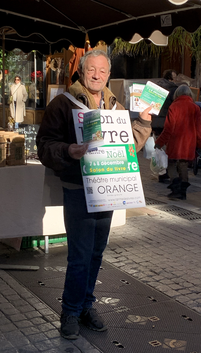 Fidèle au poste !
Vous le connaissez certainement, vous avez dû le croiser au marché d'Orange ce  matin…
Quelques centaines de programmes distribués, des explications, des invitations à venir…
lantredeslivres.com
#lantredeslivres #lecture #culture <a href="/followers/">はうはう</a> <a href="/OranoMelox/">Orano Melox</a>