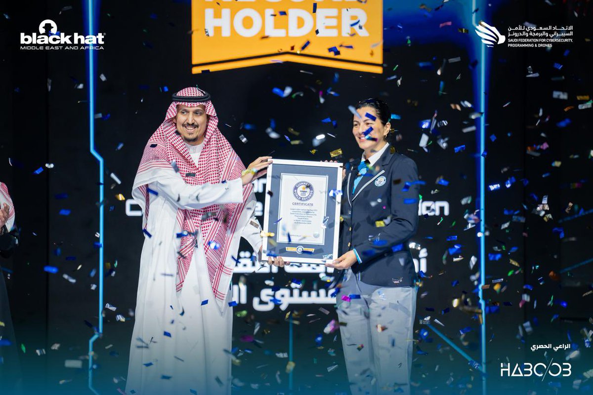 المملكة العربية السعودية تحقق لقب غينيس للأرقام القياسية بعد تنظيمها لأكبر مسابقة "التقط العلم" على مستوى العالم ضمن فعالية #بلاك_هات24 🇸🇦

 #بلاك_هات_سلطان_بن_نايف