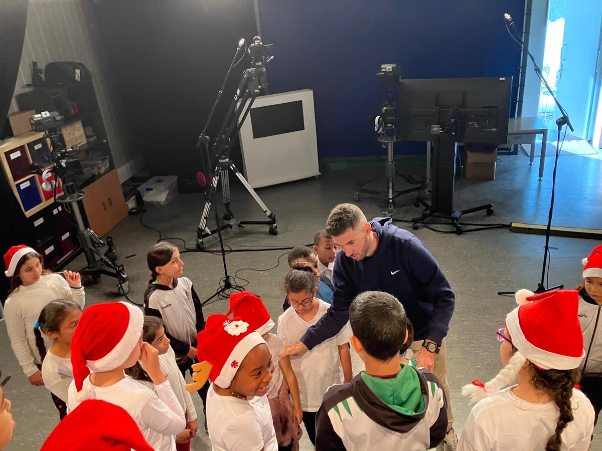 EscolaCampclar's tweet photo. Els alumnes de 4t ahir van visitar els estudis de ⁦@tac12_tv⁩ per enregistrar una nadala que ben aviat podreu veure per televisió! https://t.co/viiq68oMpC