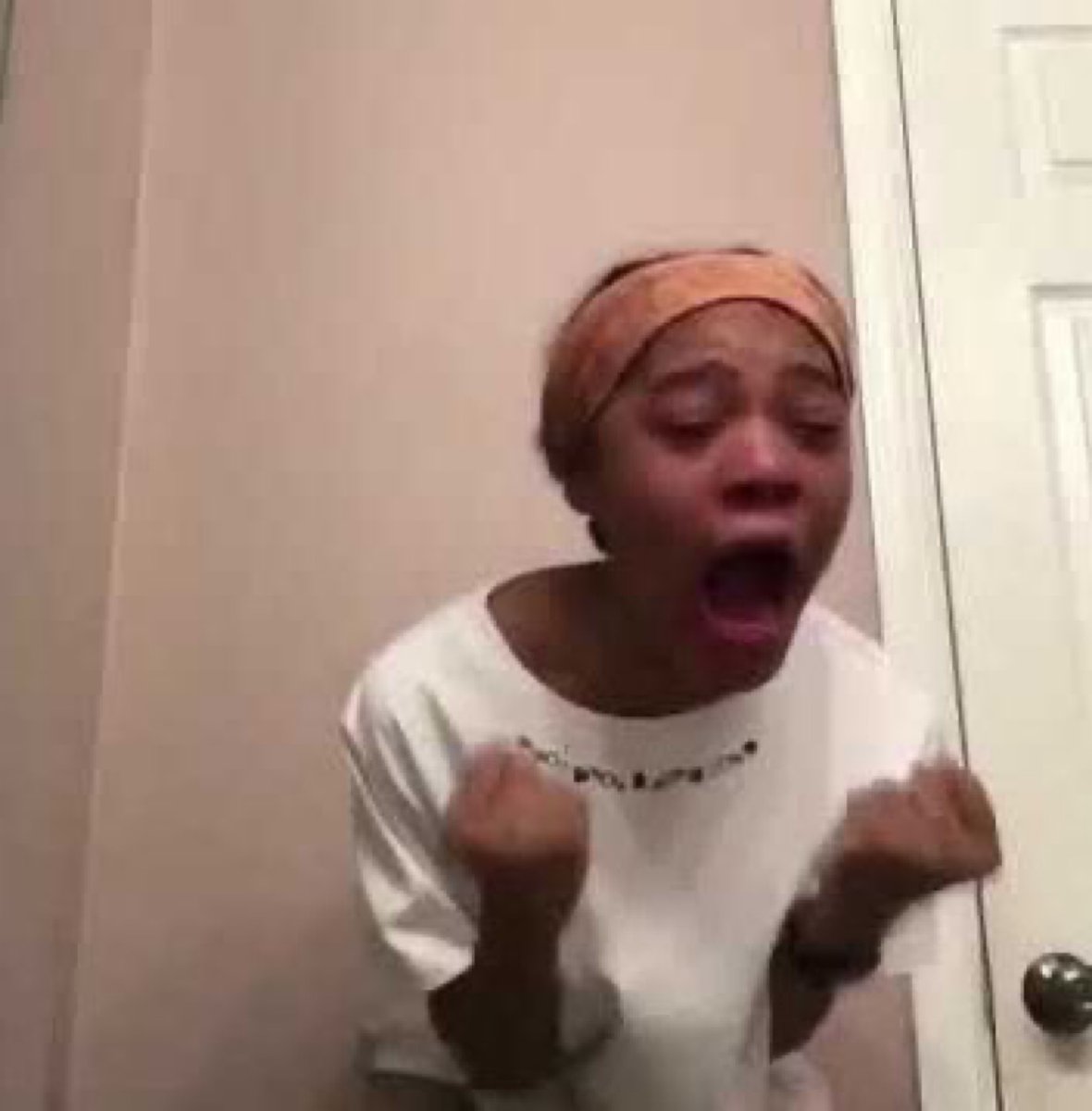 denxzfer's tweet image. QUIERO DEJAR DE SOBREPENSAAAAAAAAAAAAR