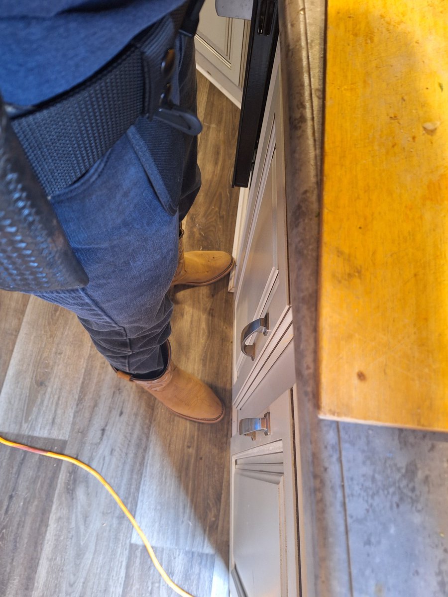 I4m166's tweet photo. In The Kitchen Like - You And What Army. Is That A Live Cable!? https://t.co/U16yzElioP