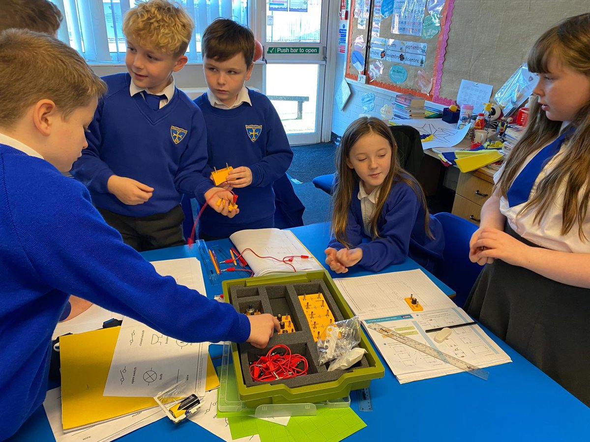 KCEclasses789's tweet photo. Willow Class have been investigating variations in series circuits. We built parallel circuits and concluded they were the best type of circuit for Christmas tree lights! 🎄💡 #KCEScience https://t.co/Hndbn7shml