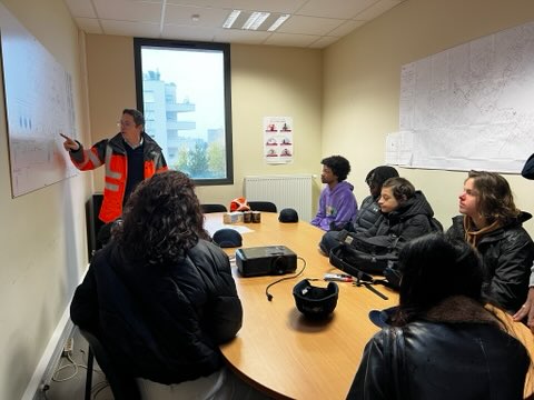 A l'occasion de la semaine de l'industrie, les élèves de 1ere STI2D du lycée Cugnot de Neuilly sur Marne, ont visité le site de production de chaleur par Géothermie de la SGRM. 
Cette visite a permis aux élèves de découvrir un véritable site industriel en activité.