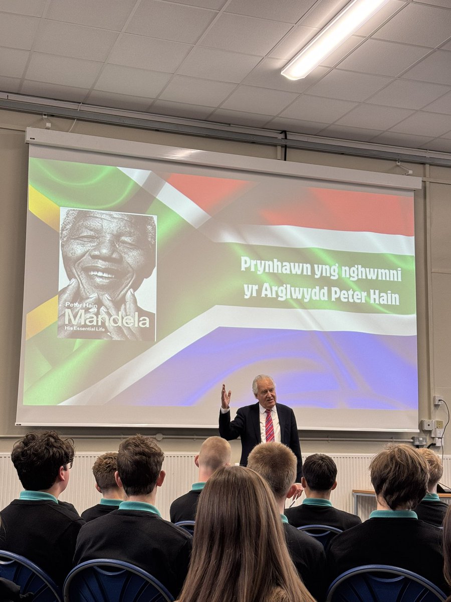 Diolch enfawr i <a href="/PeterHain/">Peter Hain</a> am ei sgwrs hynod ddiddorol ac ysbrydoledig am ei frwydr yn erbyn Apartheid yn Ne Affrica a nifer o faterion pwysig eraill 🇿🇦 Huge thanks to Peter Hain for such an inspirational talk this afternoon on his fight against Apartheid in South Africa, and