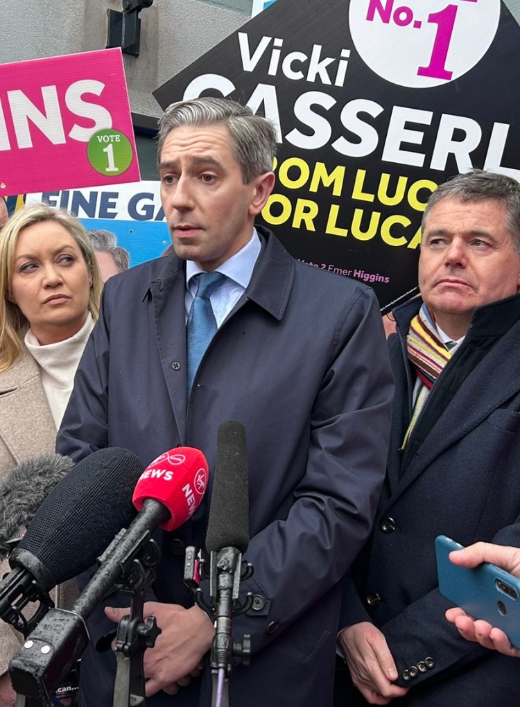 What’s that saying “a picture paints a thousand words” 
A 38 year old career politician propelled into the role of Taoiseach for 7 months. Now a shell of a man bereft of soundbite even as Paschal and minder watch on at his final limp. #newenergy 😂