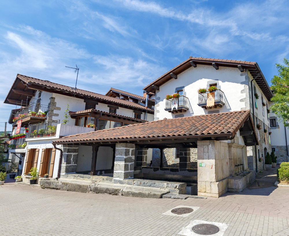 Oraintxe amaitu berri dituzte udal osoko bilkurak Aranoko eta Lekunberriko udaletan.
Bietan UEMAra sartzea erabaki dute.
Arano eta Lekunberri gehituta, 113 udal dira UEMAko kide. Ongi etorri!