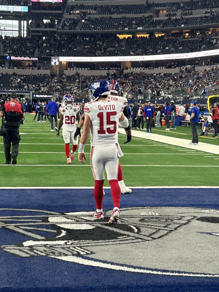 TapaNava's tweet photo. El QB de #NYGiants hoy vs #Cownoys será Drew Lock en reemplazo de Tommy DeVito, quien está calentando pero no va a jugar https://t.co/lTZWlz2bNy