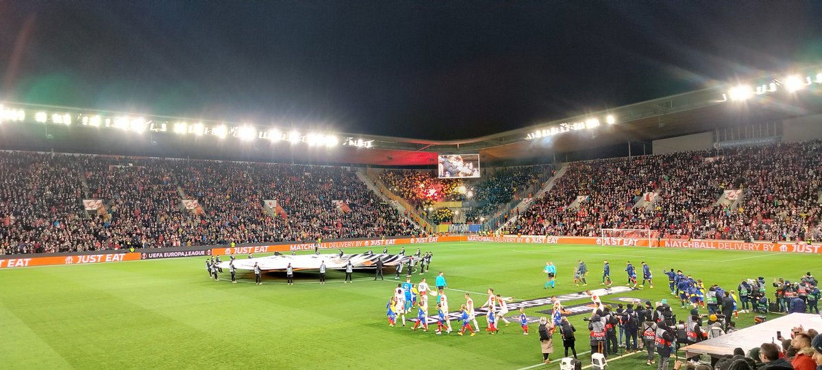 DedekMadden's tweet photo. Fenerbahçe má jen na twittru o 30 % víc followers než žije v Česku. @StadionEden by se zplnil 670x. Neskutečný kolos. Miluju evropské zápasy. Pojďme se změřit. #SLAfen https://t.co/eE8xVY3tAX