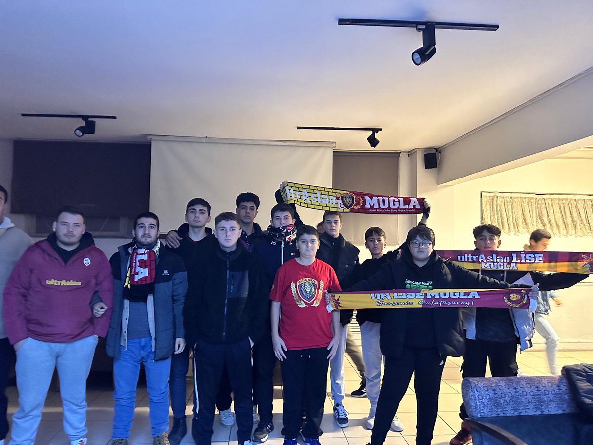 Galatasarayımız Az alkmar mücadelesini ultrAslan Lise Muğla olarak izledik

#uALiseMuğla 
#uAMuğla
#uALise