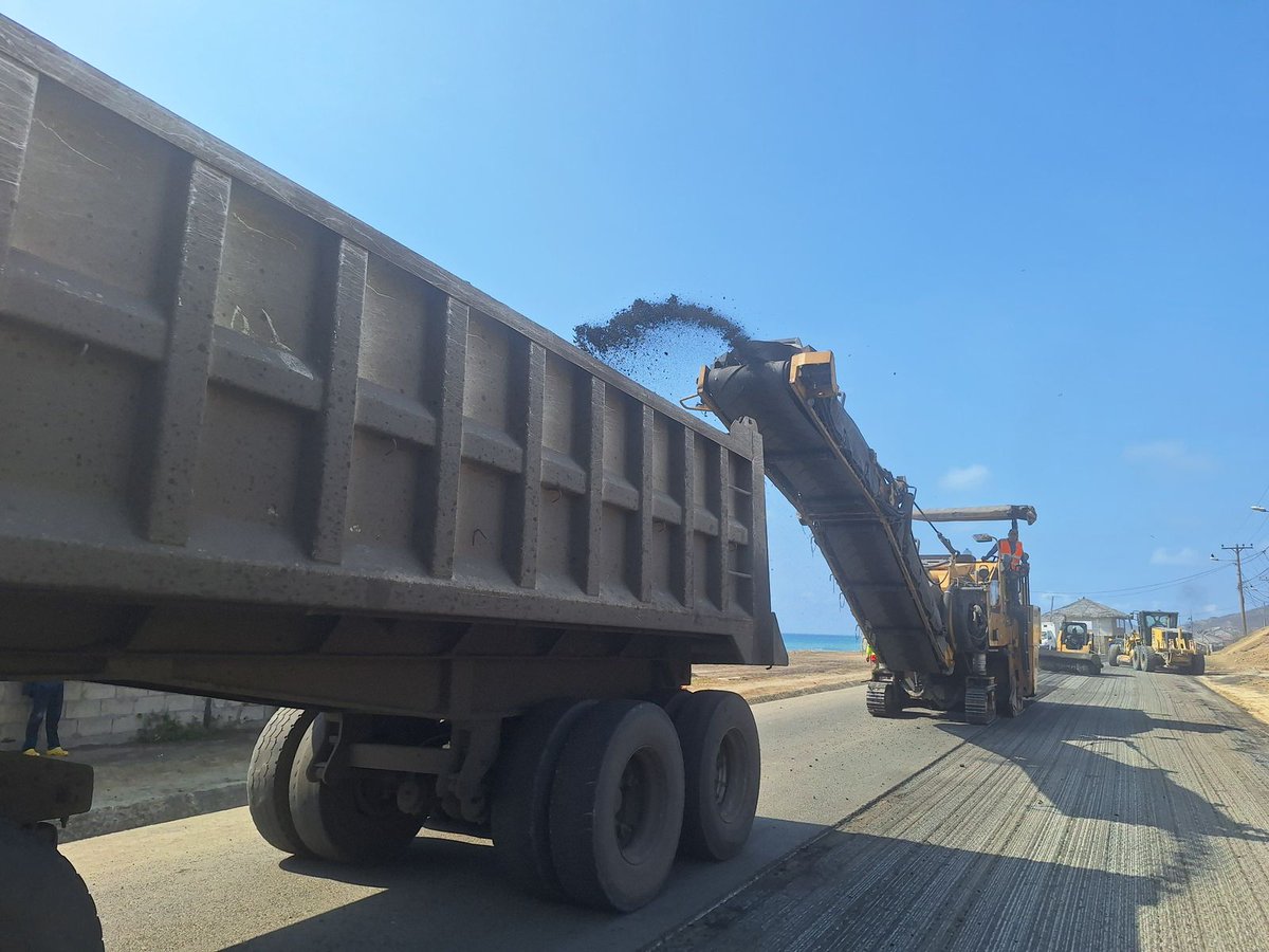 MIT_Ecuador's tweet photo. #Manabí I Realizamos el fresado de pavimento de la vía E15, tramo Puerto Cayo - San Mateo, sector Las Piñas, kilómetros 39 y 40.

🚜Colocamos hormigón asfáltico.  
✅Vía habilitada. 
⚠️ Conduzca con precaución. https://t.co/AZ3zwU0E6W
