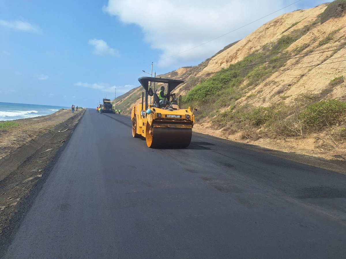 MIT_Ecuador's tweet photo. #Manabí I Realizamos el fresado de pavimento de la vía E15, tramo Puerto Cayo - San Mateo, sector Las Piñas, kilómetros 39 y 40.

🚜Colocamos hormigón asfáltico.  
✅Vía habilitada. 
⚠️ Conduzca con precaución. https://t.co/AZ3zwU0E6W