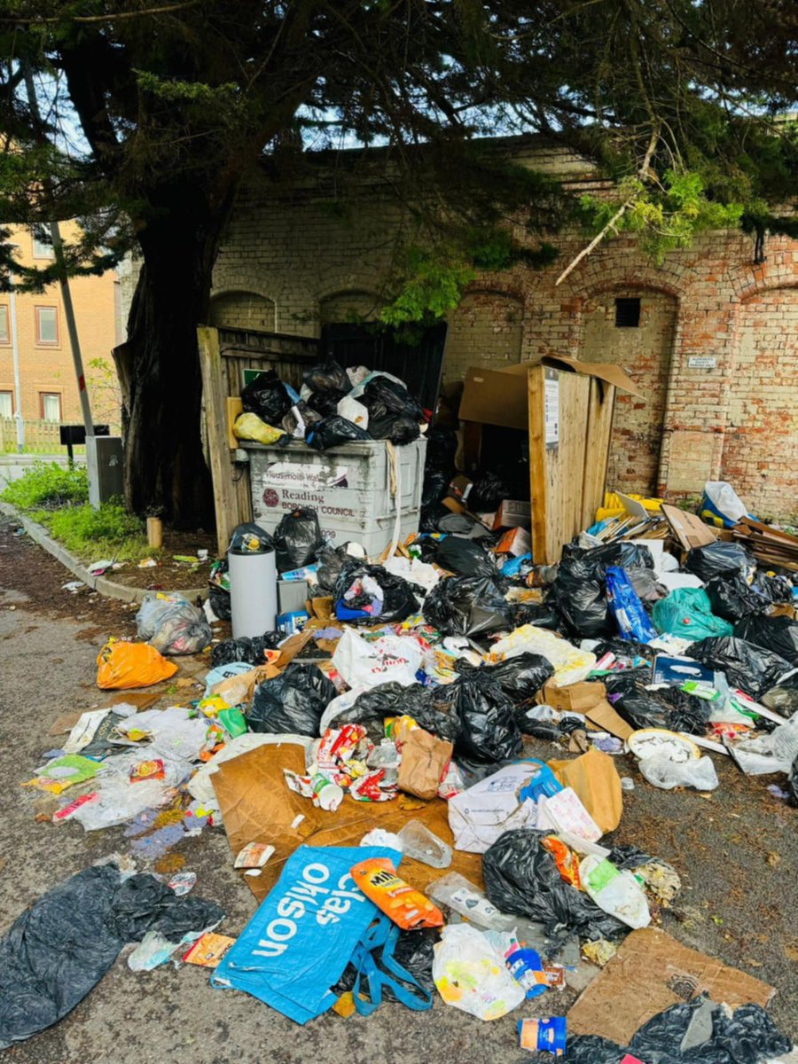 mcdhol2406's tweet photo. FirstPort is a scam, charging extortionate fees while providing no service. They neglect leaseholders, leaving properties to deteriorate with overflowing bins, fly-tipping, and now rat infestations—just a few of many issues! #ombudsman #firstport #leaseholders #rachelblake #bbc https://t.co/qip0hYvwzP