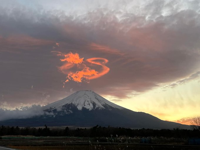 Rainmaker1973's tweet photo. A dragon-like sunrise cloud captured over Mt Fuji today.

[📸 touyoui] https://t.co/oCAsIO3CCx
