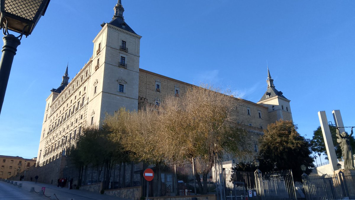 FanaticJONS's tweet photo. 🕍 Me encanta pasearme por la zona del Alcázar y sus calles aledañas. Si llevas la historia en las venas solo puedes pensar en qué allí se libro una de las resistencias más brutales.

#Toletvm 
#Toledo 
#España 
#Alcazar https://t.co/wbmEnFQwmI
