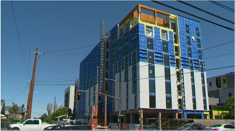 HousingNowTO's tweet photo. @BlairScorgie @CityPlanTO Here is #TIMBERVIEW, a brand new 8-storey / 105-Unit #AffordableHousing building in Portland, OR.
City of Toronto's "Mid-Rise Building Design Guidelines" need to allow these very-simple 'Chonky Box' buildings "As of Right" in 2025 in #TOPoli.
https://t.co/GoIT2tz4X7 https://t.co/gvhAQRbHEO