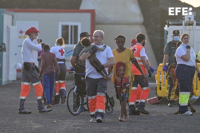 EFE_Canarias's tweet photo. Llega a #ElHierro un cayuco con 136 personas, entre ellas 17 niños 

📸 EFE/Gelmert Finol
https://t.co/BtO3h8K6W7 https://t.co/MrZnKJX9Gr