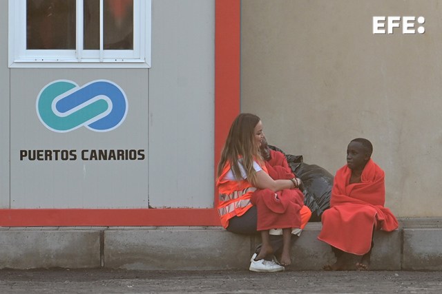 EFE_Canarias's tweet photo. Llega a #ElHierro un cayuco con 136 personas, entre ellas 17 niños 

📸 EFE/Gelmert Finol
https://t.co/BtO3h8K6W7 https://t.co/MrZnKJX9Gr