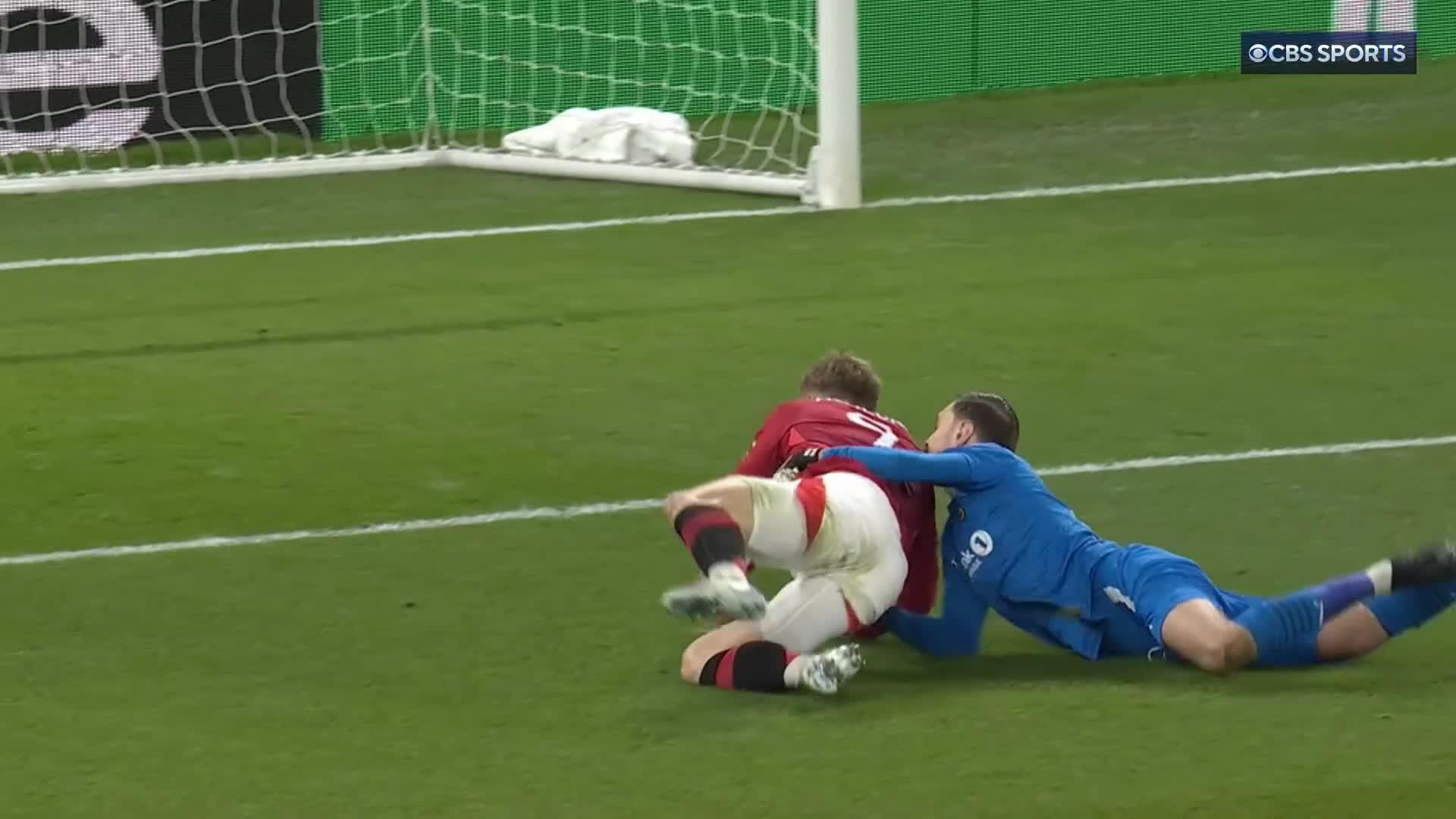 AN AWFUL MISTAKE FROM THE BODØ/GLIMT GOALKEEPER SEES MANCHESTER UNITED TAKE THE LEAD IN 50 SECONDS 😰