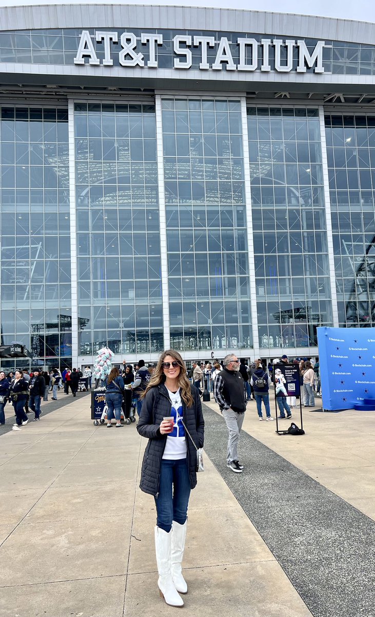 LindsieAnn90's tweet photo. Happy Thanksgiving from AT&amp;T Stadium ♥️🦃🏈 #DallasCowboys #CowboysNation https://t.co/Pm6guKnmBt