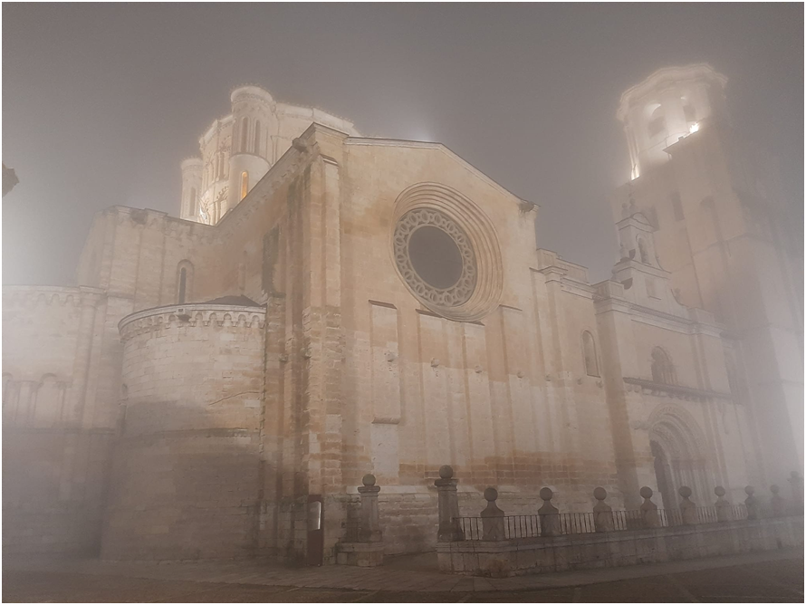 maria_iccp's tweet photo. ~ Tanka ~ Entre la niebla ~
Fantasmagórica,
envolviendo el paisaje
en denso velo,
con halo de misterio,
los días y las noches.
#tanka #InTheMist
📸 Colegiata de Toro (Zamora) embozada en niebla. Nunca la verás así en las postales https://t.co/bOAC9SLbI8