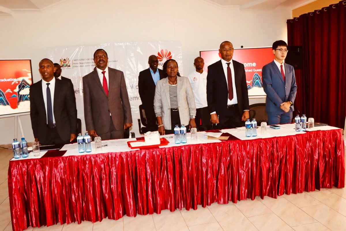 Muoria_Dr's tweet image. I presided over the closing ceremony of Huawei academy Trainer of Trainers Programme who were offering the Artificial Intelligence  and Data communications and awarded some of the certificates to trainee trainers at the Kenya School of TVET. 

The Huawei initiatives to train the…