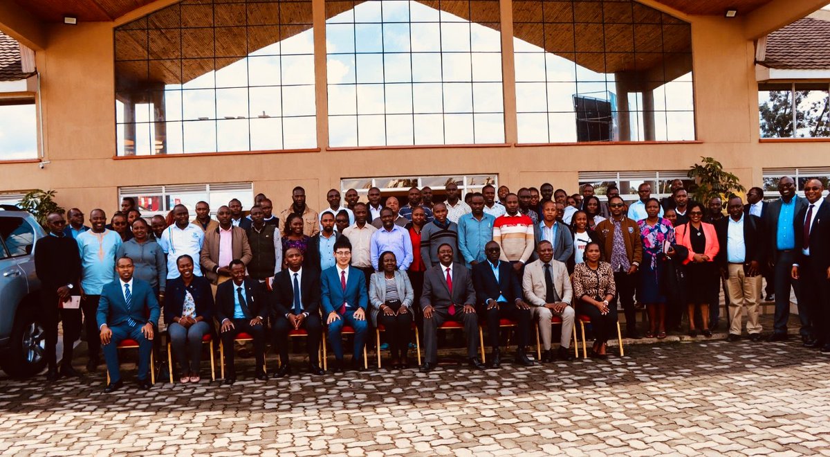 Muoria_Dr's tweet image. I presided over the closing ceremony of Huawei academy Trainer of Trainers Programme who were offering the Artificial Intelligence  and Data communications and awarded some of the certificates to trainee trainers at the Kenya School of TVET. 

The Huawei initiatives to train the…