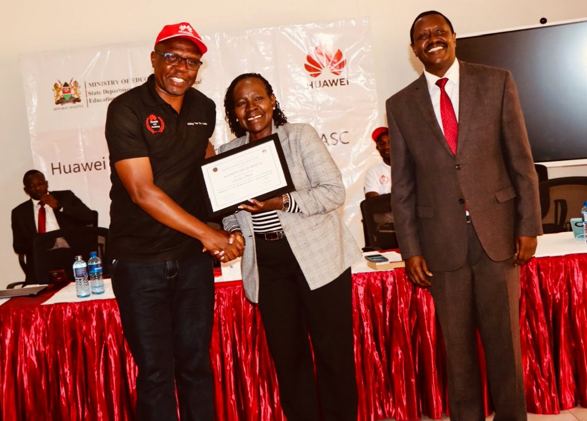Muoria_Dr's tweet image. I presided over the closing ceremony of Huawei academy Trainer of Trainers Programme who were offering the Artificial Intelligence  and Data communications and awarded some of the certificates to trainee trainers at the Kenya School of TVET. 

The Huawei initiatives to train the…