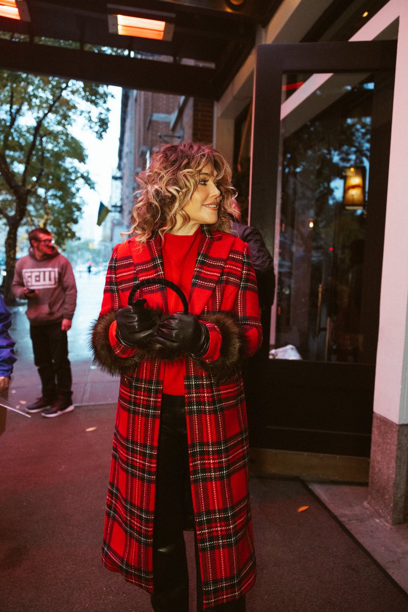 RachelPlatten's tweet image. Had the best time at the #MacysParade! Happy Thanksgiving everyone!!