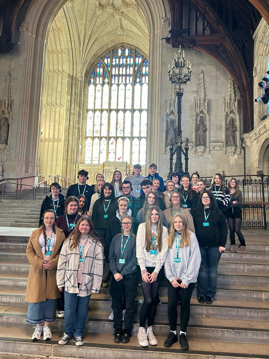 TVA6thForm's tweet photo. Our sixth form students had a busy day in London today. Among the places visited were the Supreme Court, Houses of Parliament, Horse Guards Parade, Downing Street, St James’ park , Leicester Square and Covent Garden Christmas market. https://t.co/CJQyjQslDV