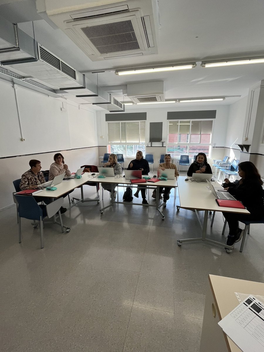Emprender en clave femenina en  el universo  digital, tengo el placer de compartir conocimientos y experiencias con el grupo #mentesconectadas  en la formación de <a href="/CambraTarragona/">CambraTarragona</a>