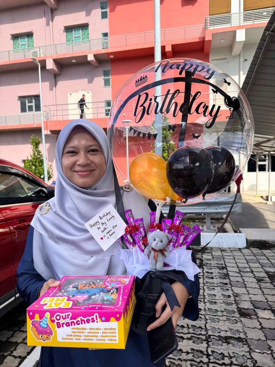 SharingisC49913's tweet photo. Good morning 🥰

Mungkin ada yang tak percaya belon bobo Mamasab ni besar dia lagi besar dari manusia

Tengok gambar pon dah tau kan besar dia macam mana😆 Nak peluk dedua pon tak cukup tangan kan nak peluk 🤣🤣🤣

Boleh request nak letak wording kat belon bobo tau! Random design https://t.co/rY16IfJh39