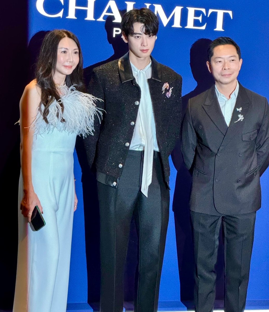ChaEunwooINTL's tweet photo. 📸 Cha Eunwoo with Chaumet CEO Charles Leung and Vivian Tan, Managing Director, Asia Pacific &amp; Vice President, International High Jewelry Clienteling at Chaumet.

#CHAEUNWOO #차은우 #CHAUMET https://t.co/mib11xvYRw