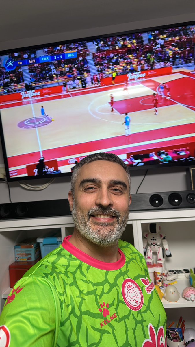 Desde la distancia disfrutando de mi <a href="/JimbeeCartagena/">Jimbee Cartagena Costa Cálida</a> con mis amigos de <a href="/la7tele/">La 7</a> 

#UCLFutsal #EuroJimbee