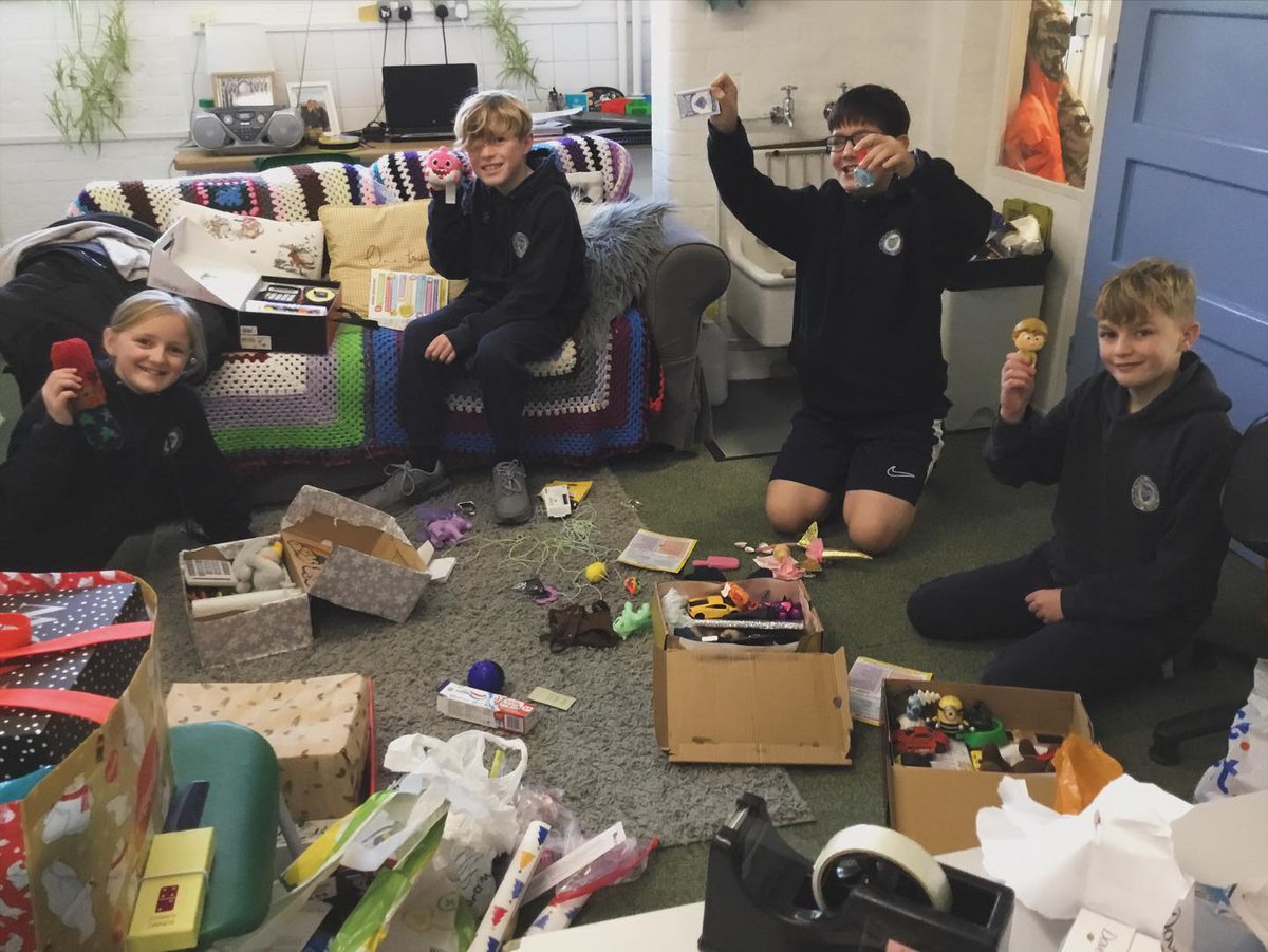 nlancingprimary's tweet image. Link To Hope 2024 Shoe Box Appeal.
The Year 6 children have been busy making shoe box Christmas presents from all of the donations. Thank you everyone for your kindness. #LinkToHope
