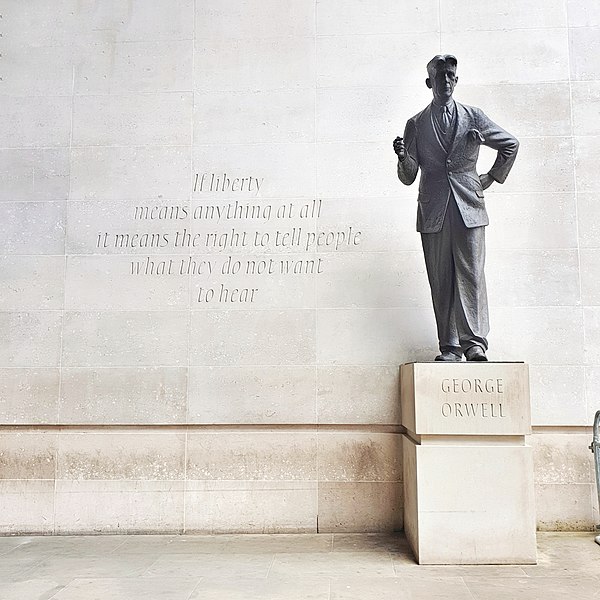 “Si algo significa la libertad es el derecho a decirle a la gente lo que no quiere oír”. 
George Orwell 
📷Estatua de Orwell y leyenda esculpida a la entrada de la sede de la BBC en Londres.