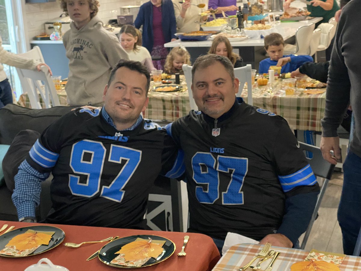 CallieMBarr's tweet image. When your wife tells you to wear a collared shirt but the Lions are playing. HAPPY THANKSGIVING!!!