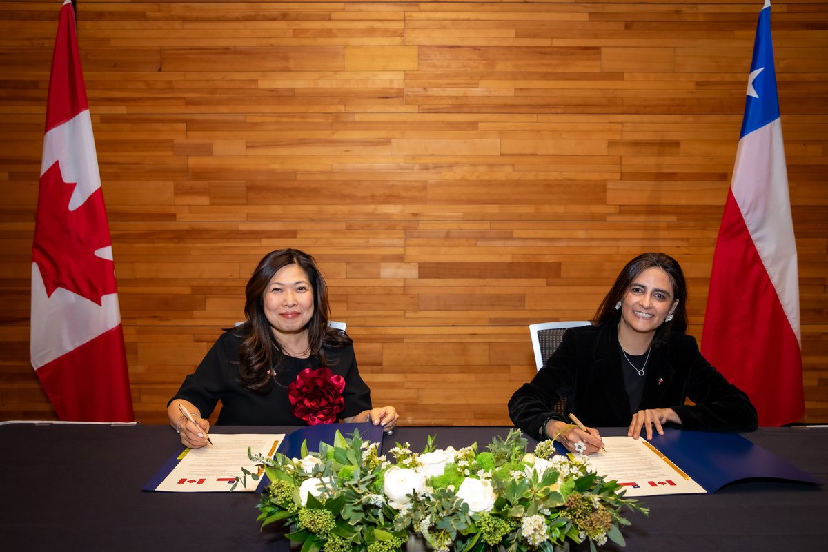 CanadaTrade's tweet image. Minister Ng signed a technical cooperation memorandum of understanding on trade policy analysis with #Chile on the margins of the #CPTPP Meeting. Canada looks forward to sharing knowledge with Chile to support #RulesBased trade.