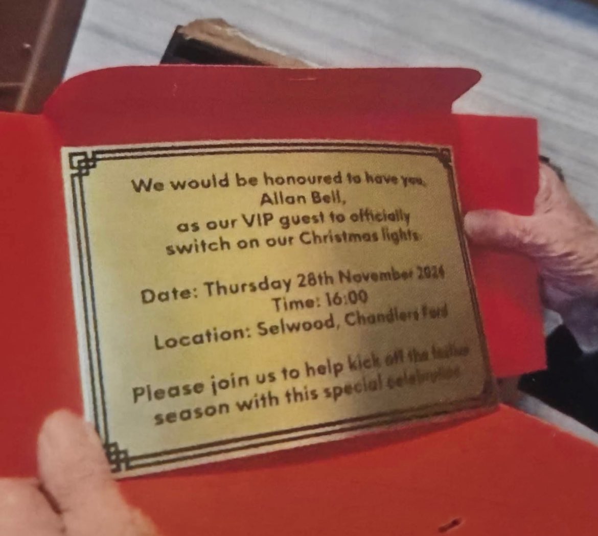 MelSmith9999's tweet photo. A patient on Bassett Ward turns Chandlers Ford Xmas tree lights on every year but this year couldn’t, until Bassett staff heard this sad news, pulled a few strings and Alan managed to turn them on live from our day room. This made his and our day what an amazing thing to do 🥰 https://t.co/Tx22qzCqpF