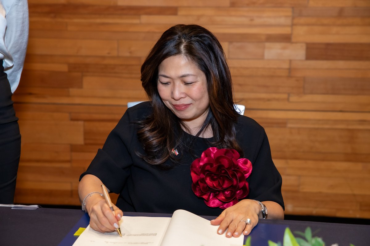 CanadaTrade's tweet image. Minister Ng signed a technical cooperation memorandum of understanding on trade policy analysis with #Chile on the margins of the #CPTPP Meeting. Canada looks forward to sharing knowledge with Chile to support #RulesBased trade.