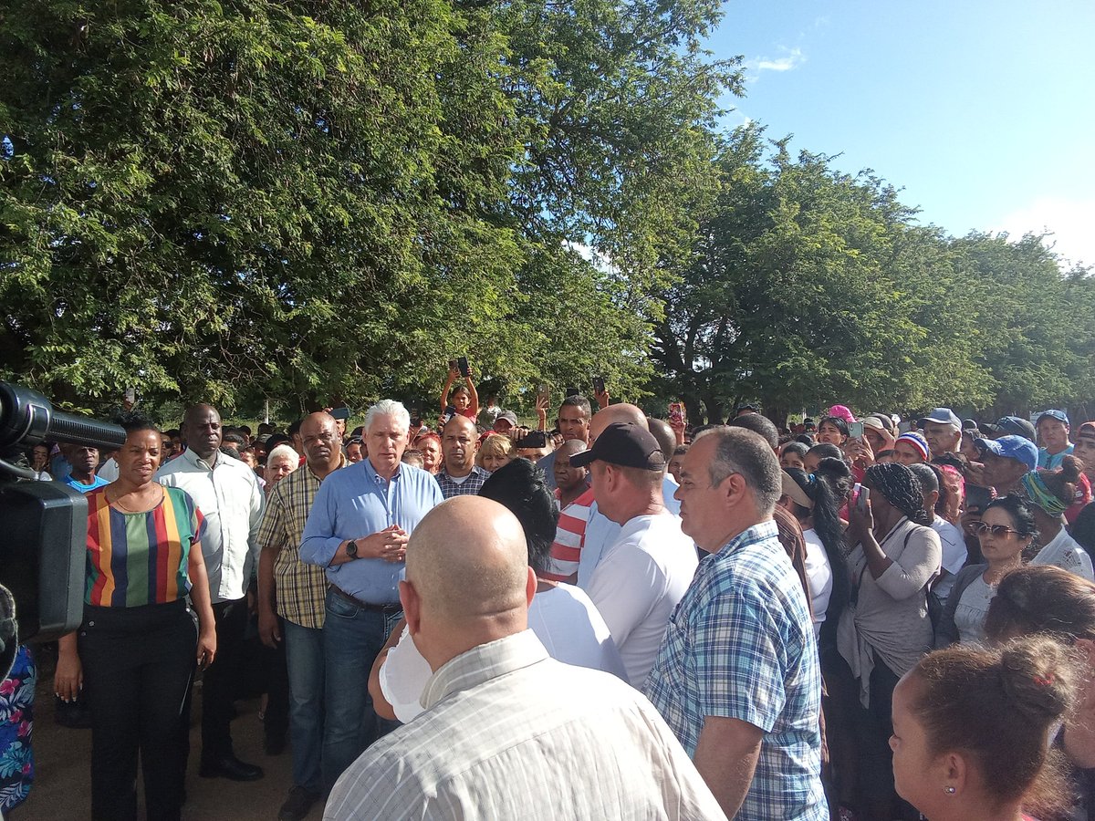 ivanc73's tweet photo. Visita Miguel Mario Díaz Canel Bermúdez Primer Secretario del Comité Central del Partido Comunista y  presidente de la República de Cuba la comunidad 9 de abril una comunidad en transformación. #DePieYCombatiendo #LatirAvileño #Cuba https://t.co/7SUZbbv2ul