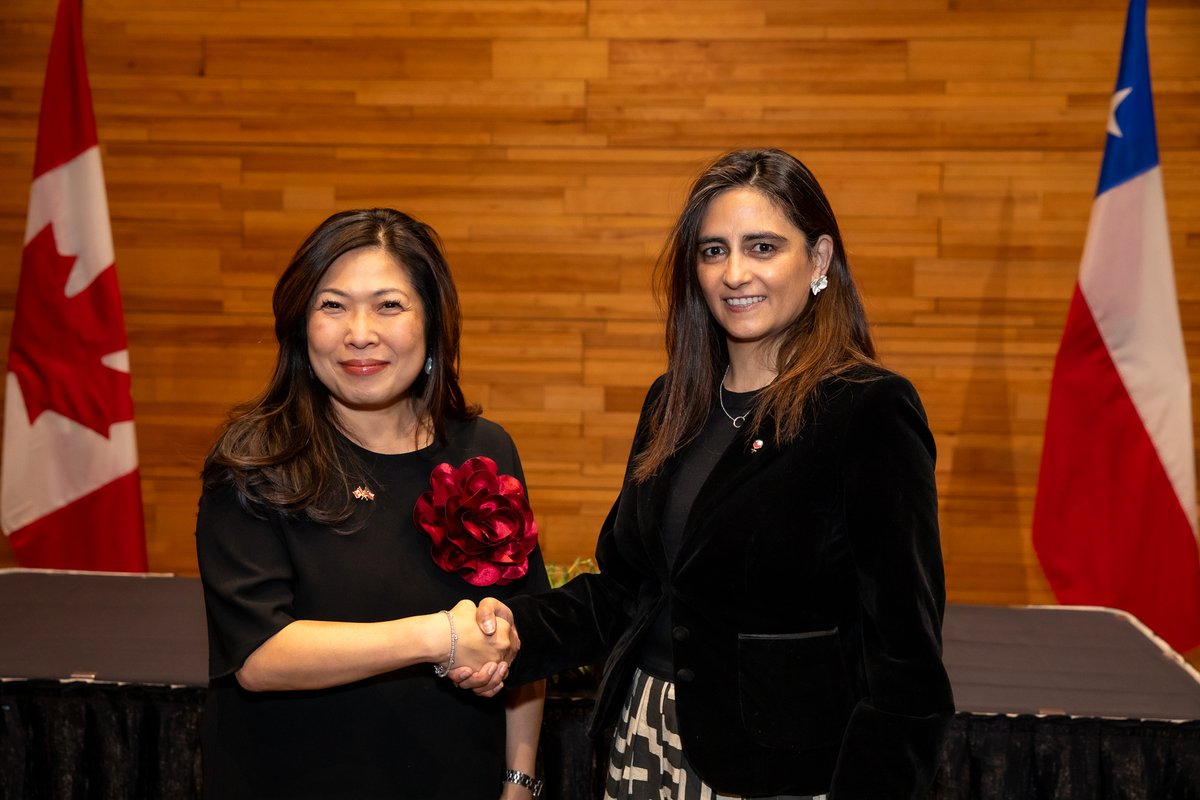 CanadaTrade's tweet image. Minister Ng signed a technical cooperation memorandum of understanding on trade policy analysis with #Chile on the margins of the #CPTPP Meeting. Canada looks forward to sharing knowledge with Chile to support #RulesBased trade.