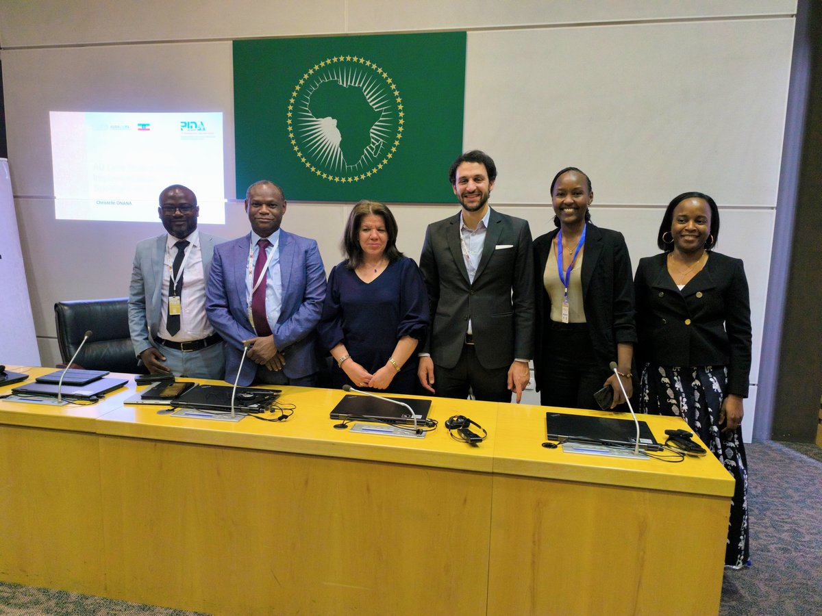 AratelBassir's tweet photo. #PIDAWEEK2024 #BONUS
Lors de la première journée du PIDA, nous avions également assisté à une table ronde sur le thème "Mise en œuvre de la Politique de l'Union Africaine en matière de gouvernance des données: cas de la Zambie." modérée par Mme Sonia Bagumako que nous appelions affectueusement "la plus nigérienne des Burundais" en souvenir de ses 4 années passées à l'@AnsiNiger avant d'être Conseillère en Digitalisation auprès de @NEPAD_Agency.

Nos discussions se sont concentrées sur les efforts de la Zambie pour implémenter la politique de gouvernance de données l’Union Africaine. La Zambie a aussi partagé l'expérience sur le développement de leur data center, infrastructure essentielle pour le développement de l'économie digitale.
D'autres pays westafs comme le Nigeria, le Sénégal, le Bénin et le Ghana, disposant déjà de leurs Data Center nationaux ont été cités comme modèles.

Le Niger 🇳🇪 doit s'inspirer de ces exemples pour bâtir son Data Center afin d'atteindre sa souveraineté numérique et renforcer notre écosystème.

#TheAfricaWeWant 
#Agenda2063 
#TransformationNumérique