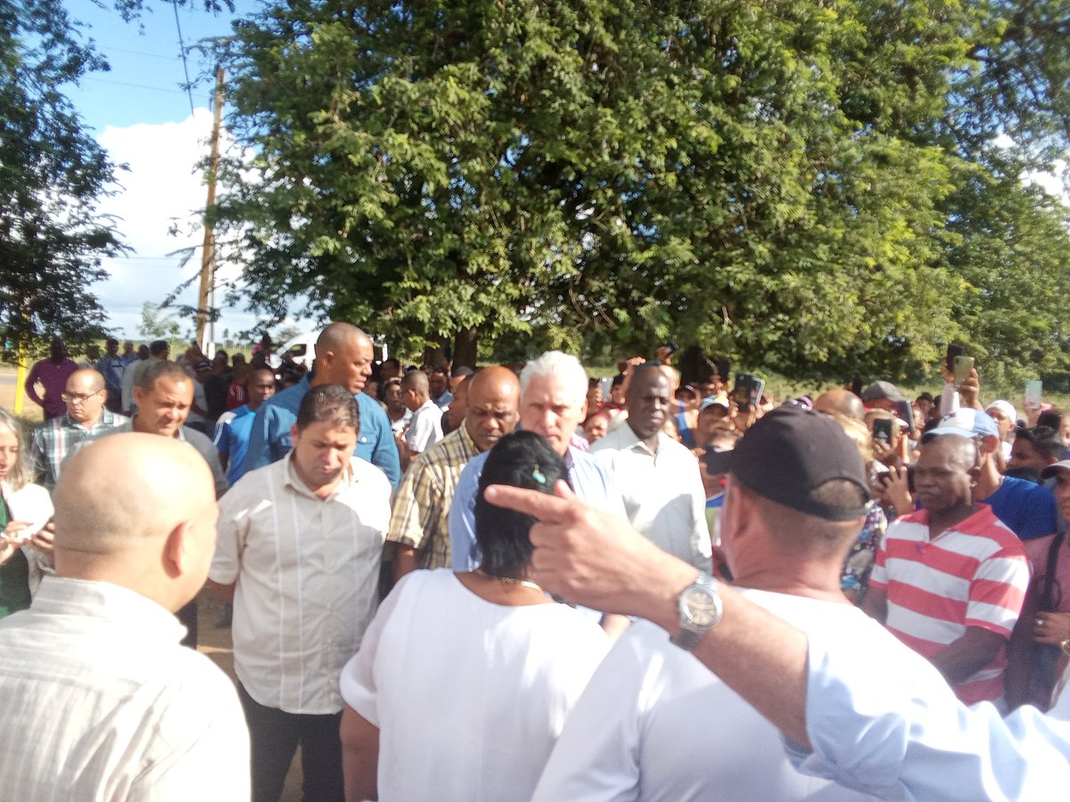 Visita Miguel Mario Díaz Canel Bermúdez Primer Secretario del Comité Central del Partido Comunista y  presidente de la República de Cuba la comunidad 9 de abril una comunidad en transformación. #DePieYCombatiendo #LatirAvileño #Cuba