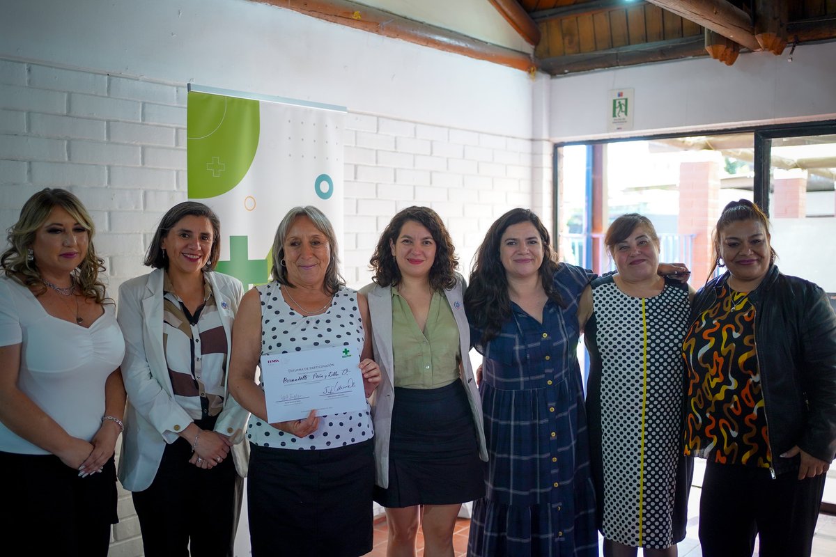 MinMujeryEG's tweet photo. Acompañamos a más de 50 personas cuidadoras en su certificación sobre herramientas de atención y cuidados a pacientes domiciliarios 🙌🏼Felicidades a organización #APOST que fueron capacitadas por Farmacias Cruz Verde, institución que es parte de la Red de Empresas #ChileCuida. https://t.co/vgHdtmx2fo