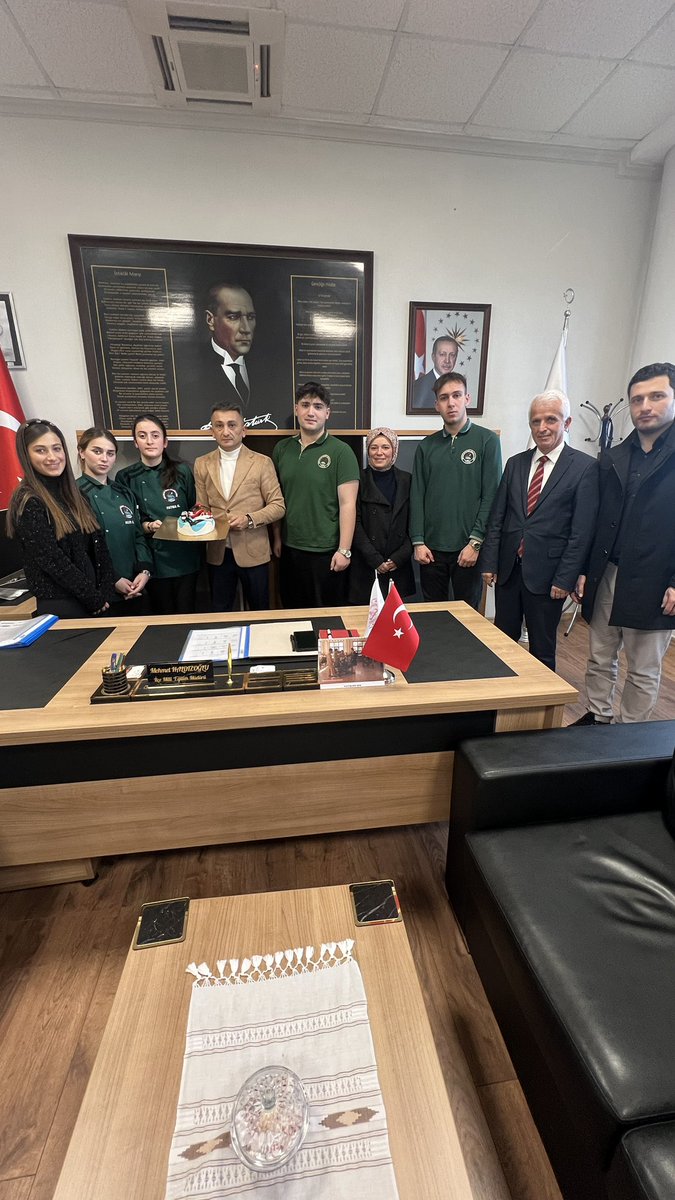 iyideremtal's tweet photo. Kaymakamımız Sayın Eray GÜRSOY'un askerden dönüşüne, İlçe Belediye Başkanımız Sayın Saffet METE'nin doğum gününe ve İlçe Milli Eğitim Müdürümüz Sayın Mehmet HALDIZOĞLU’na özel okulumuz "Lojistik" bölümünü tanıtıcı pasta ile ilçemizi simgeleyen "Pileki taşı"ndan pasta sunuldu. https://t.co/QyGETqjA6a