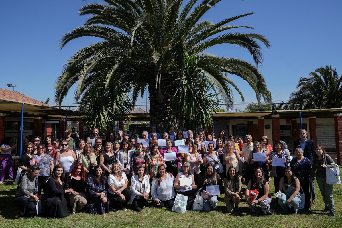 MinMujeryEG's tweet photo. Acompañamos a más de 50 personas cuidadoras en su certificación sobre herramientas de atención y cuidados a pacientes domiciliarios 🙌🏼Felicidades a organización #APOST que fueron capacitadas por Farmacias Cruz Verde, institución que es parte de la Red de Empresas #ChileCuida. https://t.co/vgHdtmx2fo